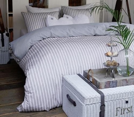 Riviera Maison Amalfi dekbedovertrek grey with piping cushion shell sanibel 50 x 50 cm white slaapkenner theo bot